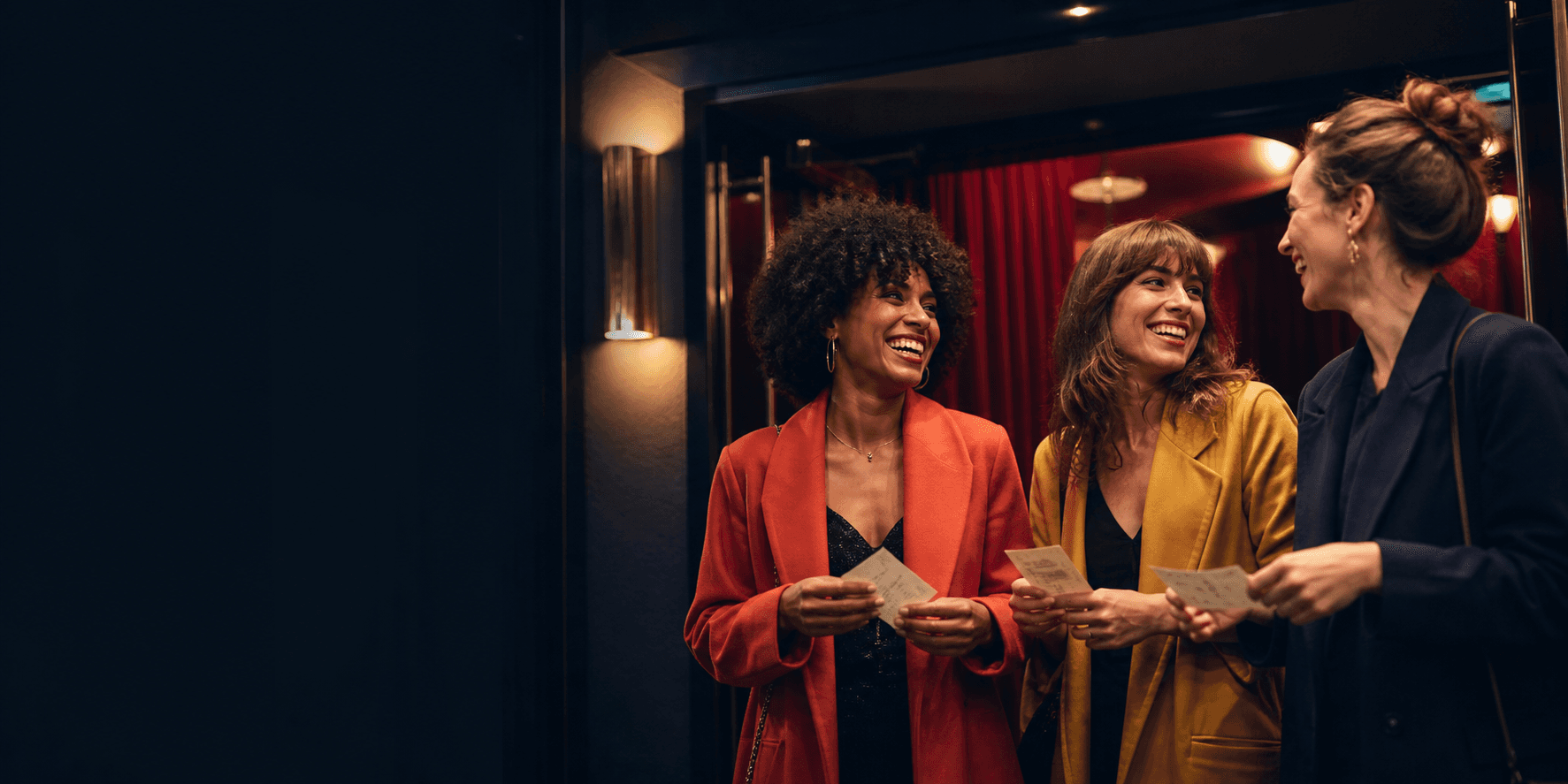 Trois amies arrivent au théâtre